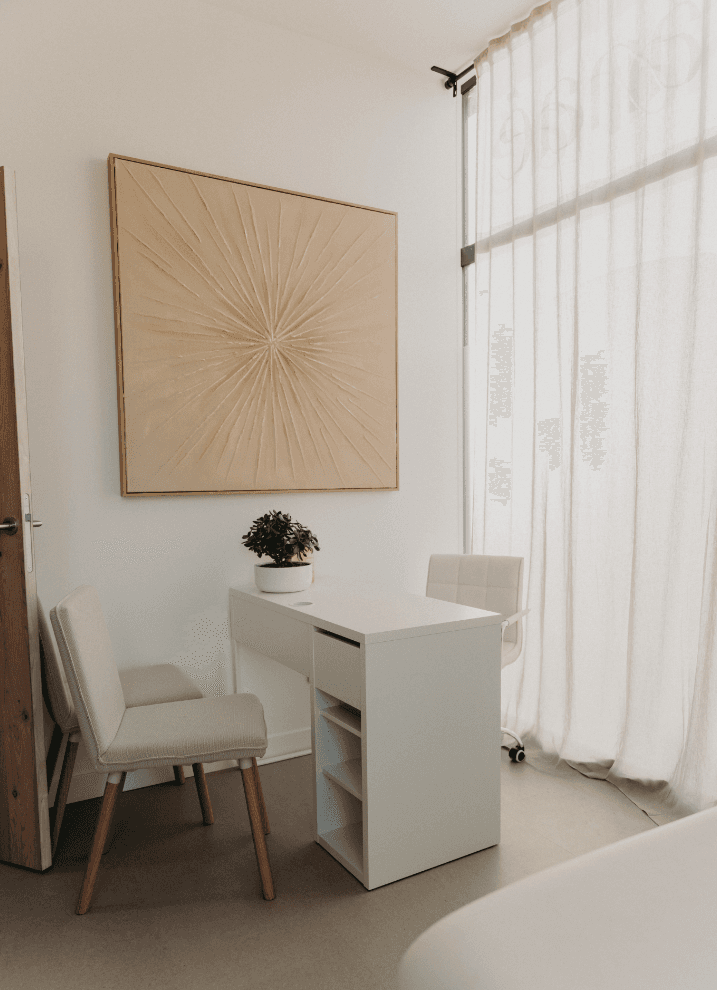 Bureau de consultation lumineux avec bureau blanc