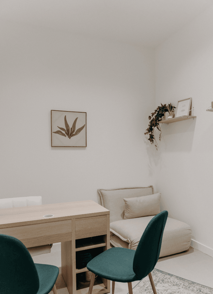 Bureau de consultation cocooning avec fauteuil et chaises vertes