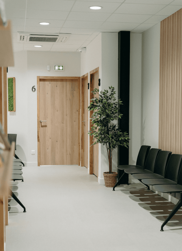 Salle d'attente du cabinet, chaises et plante verte